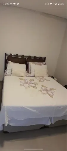 Vendo cabeceira de madeira maciça