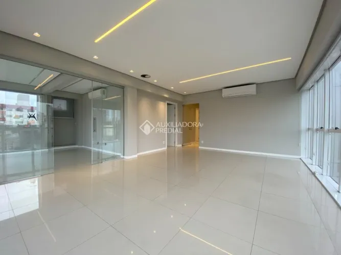 Sala Comercial Semimobiliada, 100 m², Climatização, Depósito e 2 Vagas - Petrópolis