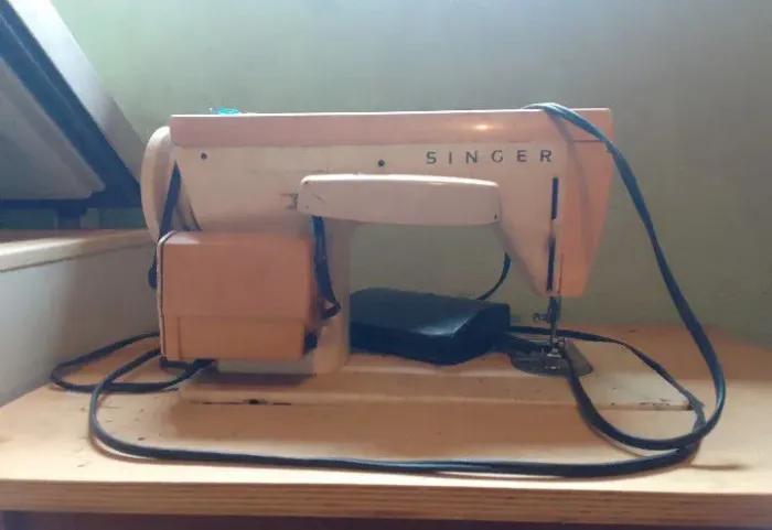 Máquina de costura Singer com mesa