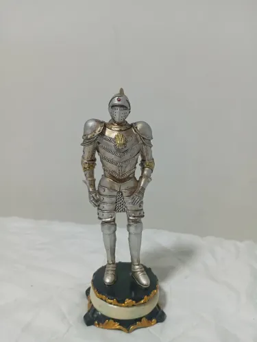 Estatueta Em Resina Representando Cavaleiro Medieval Com Armadura