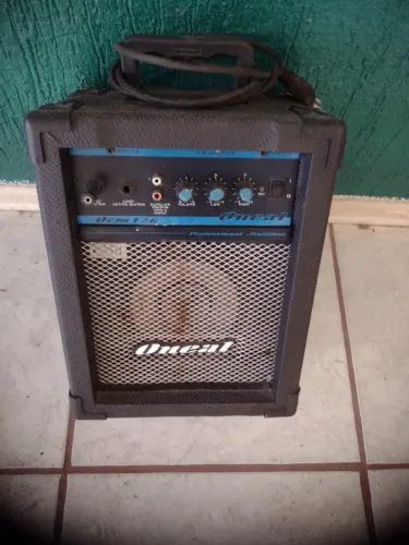 Caixa acústica elétrica guitarra violão. E microfone 