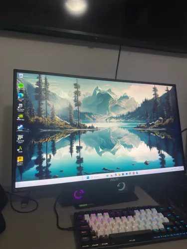 Monitor 165hz com pequena linha