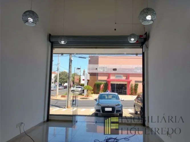 Salão para locação com mezanino, banheiro adaptado e cozinha. Todo em porcelanato.