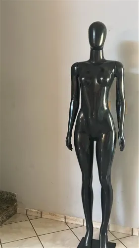 Manequim preto feminino 