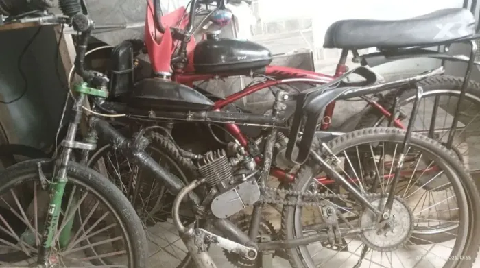 TENHO DUAS BICICLETAS MOTORIZADA UMA COM MOTOR SEMI-NOVO E A OUTRA COM MOTOR QUENTI