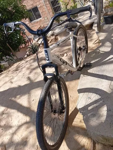 Oportunidade pra revender, bicicleta andando normal,vendendo pq preciso do dinheiro