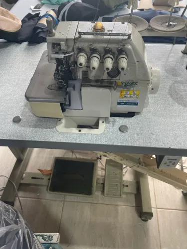 Máquina de costura overlock