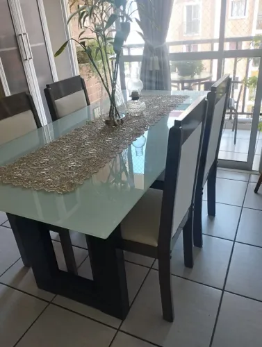 Conjunto mesa e cadeiras 