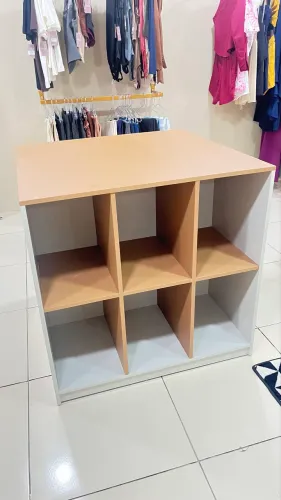 Balcão ilha com nichos em MDF