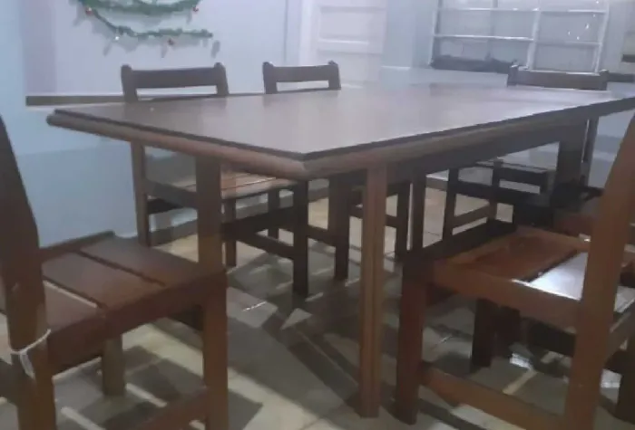 Mesa com seis cadeiras 