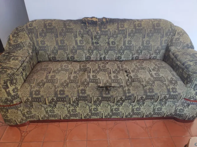 Sofá robusto ótima estrutura