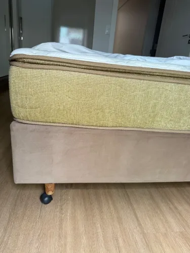 Cama box Queem novinha