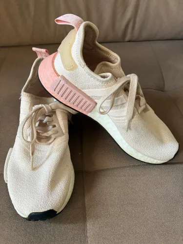 Tênis adidas numeração 35 cor bege bem conservado