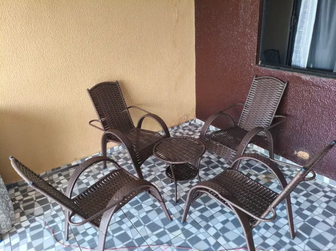 Vendo um kit de 4 cadeiras e mais uma mesa de centro 