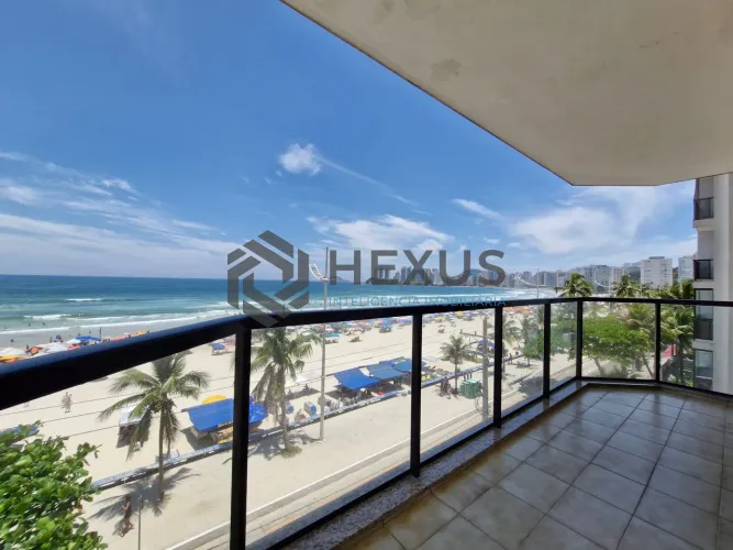 Apartamento reformado frente mar com varanda e lazer na Praia das Pitangueiras, Guaruja