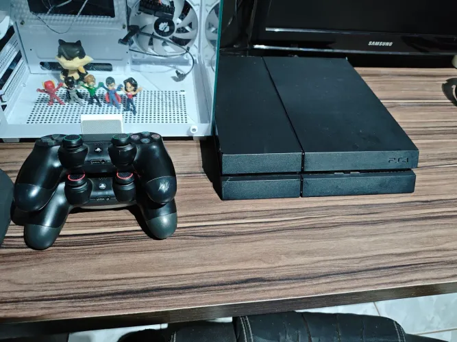 Ps4 FAT desbloqueado 500gb com 2 controles +HD externo de 500gb