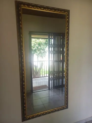 Espelho com moldura clássica