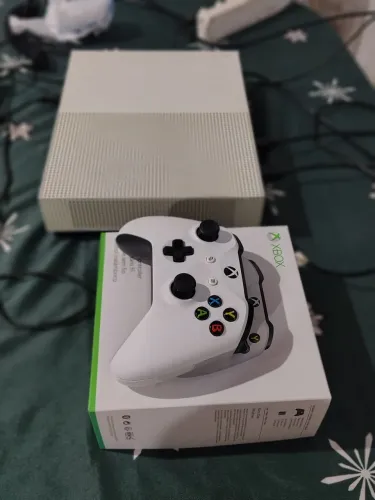Xbox One S + Controle + 8 Jogos
