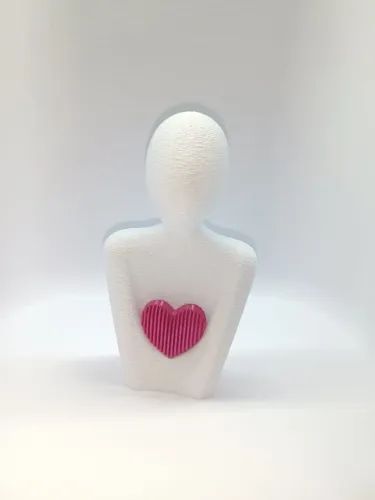 Estátua de Casal com Coração Rosa