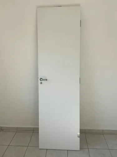 Porta de Madeira lisa com acabamento Melamínico de 62 x 210 