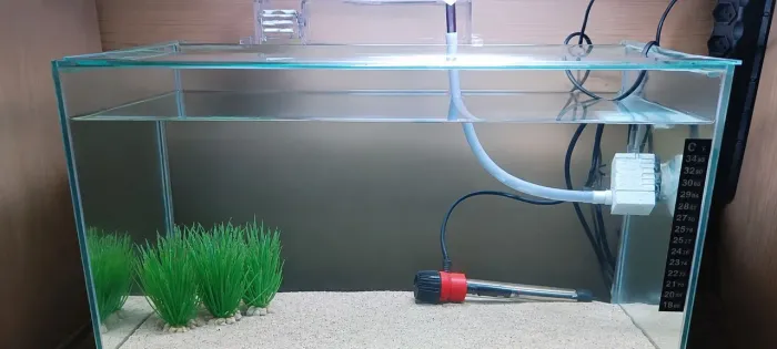 Aquário 27L completo com vários acessórios.