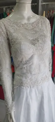 Vestido de noiva deslumbrante + brinde 2 pulseiras de miçangas com o nome dos noivos.