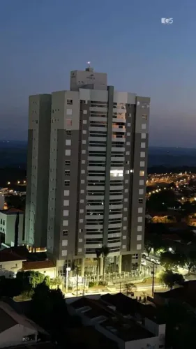 Apartamento Edifício Casa Versage, com 3 dormitórios para alugar, 190 m² - Centro - Cornél