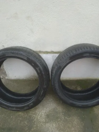 Vendo 2 pneus aro 19 235. 45. 19 em perfeitas condições barato pra sair hoje, 
