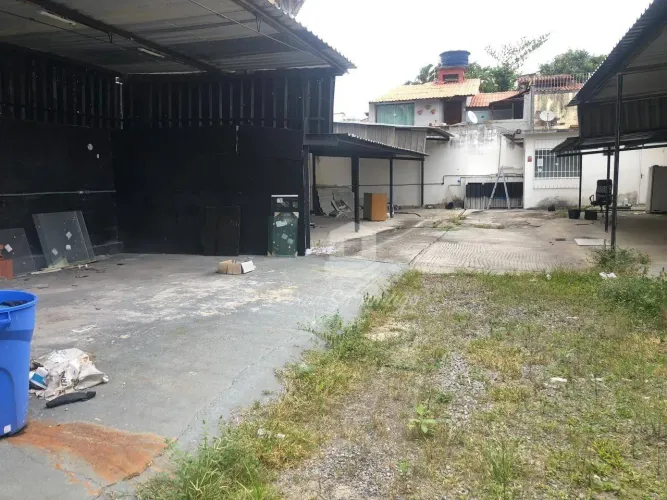 Ampla Área de 325m² próximo a Alameda