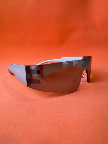 Óculos de sol prateado futurista novo 