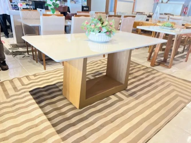 Mesa com cadeiras em madeira maciça a pronta entrega