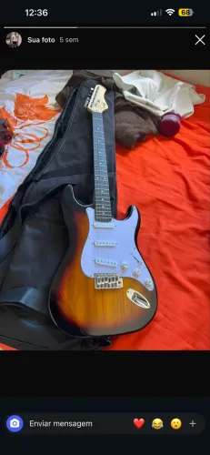 Vende-se guitarra semi nova estado do zero comprei pra aprender mas é difícil 