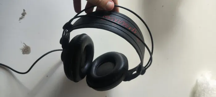 Fone Superlux HD681 Semi-aberto.