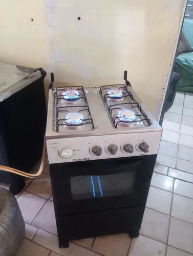 Fogão de 4 bocas em bom estado funcionando normalmente