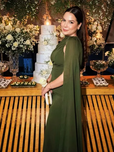 Vestido Feminino Verde - Ombro assimétrico e detalhes despejados