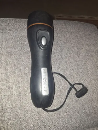VENDE-SE UMA LANTERNA DURACELL ALIMENTADA POR PILHAS GRANDES