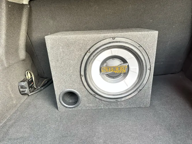 Caixa selada subwoofer Spyder Street 12?