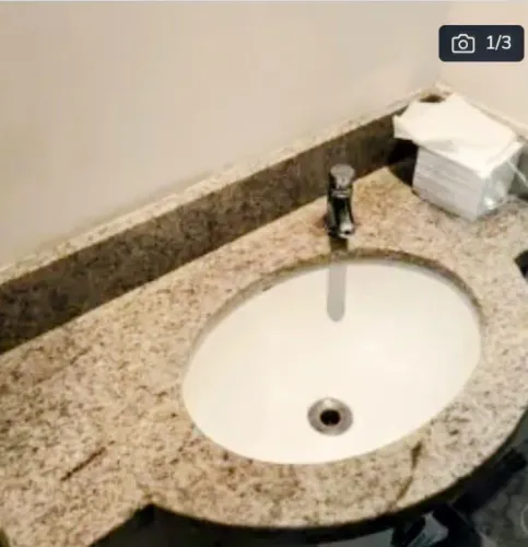 BALCÃO EM GRANITO BEGE COM CUBA EM CERÂMICA BRANCA  