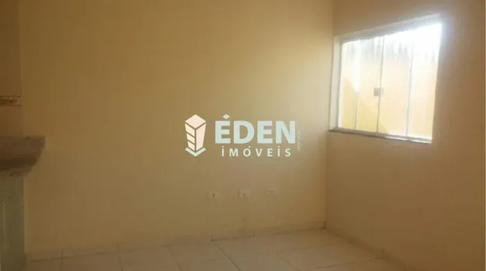 Casa Térrea com 3 quartos, sendo 1 suíte, 2 banheiros. garagem coberta para 2 carros, à Ve