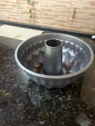 Forma de bolo com furo 