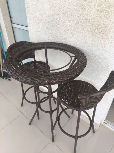 VENDO MESA COM CADEIRAS BISTRÔ COM 4 CADEIRAS ( OBS.: SEM O TAMPO DE VIDRO )