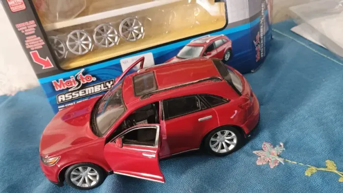 Miniatura Maisto Infiniti FX 45 ESCALA: 1/24 rodas extras