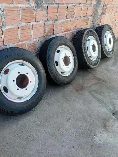 JOGO AROS COM PNEUS 17.5 EM PERFEITO ESTADO