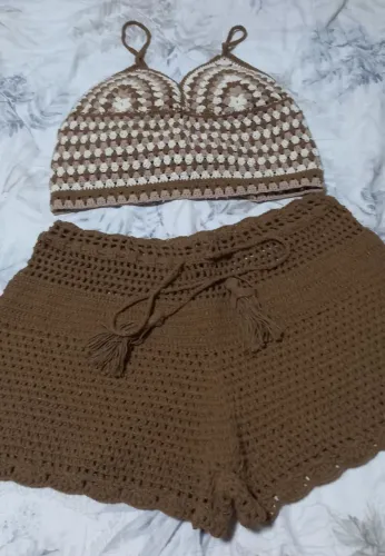 Conjunto croche cropped + Short marrom + cropped com franja com as nas costas