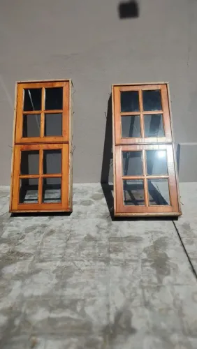 Conjunto de janelas em cedro rosa com vidros e alizares.