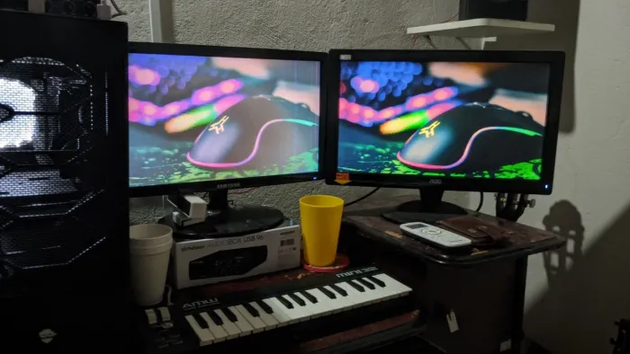 Dois Monitores LED ótimo estado 768p Para vender logo