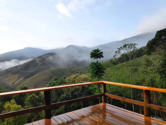 Sítio com casinha rústica e visual deslumbrante!
