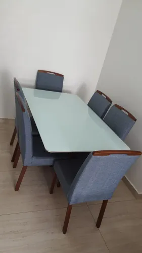 Mesa de Madeira com 6 cadeiras e tampo de Vidro Branco