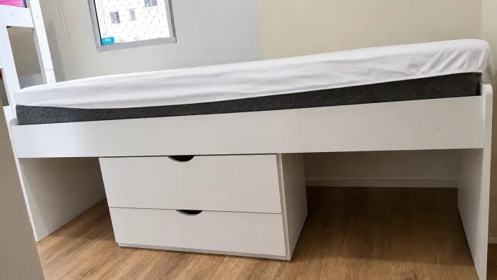 Cama de solteiro com 2 gavetas e nichos 