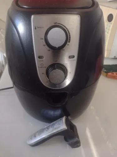 Vendo air fryer funcionando, porém alça está quebrada 